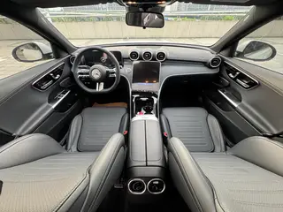 Mercedes-Benz C-Class 2024 C 200 L Versión deportiva interior foto 14