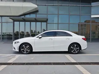 Mercedes-Benz A-Class 2022 A 200 L Edición de moda de coche deportivo exterior foto 3