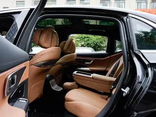 Mercedes-Benz E-Class 2024 E 350 e L Coche interior foto 13