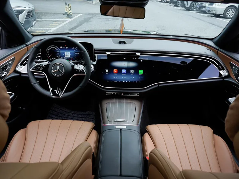 Mercedes-Benz E-Class 2024 E 350 e L Coche interior foto 15