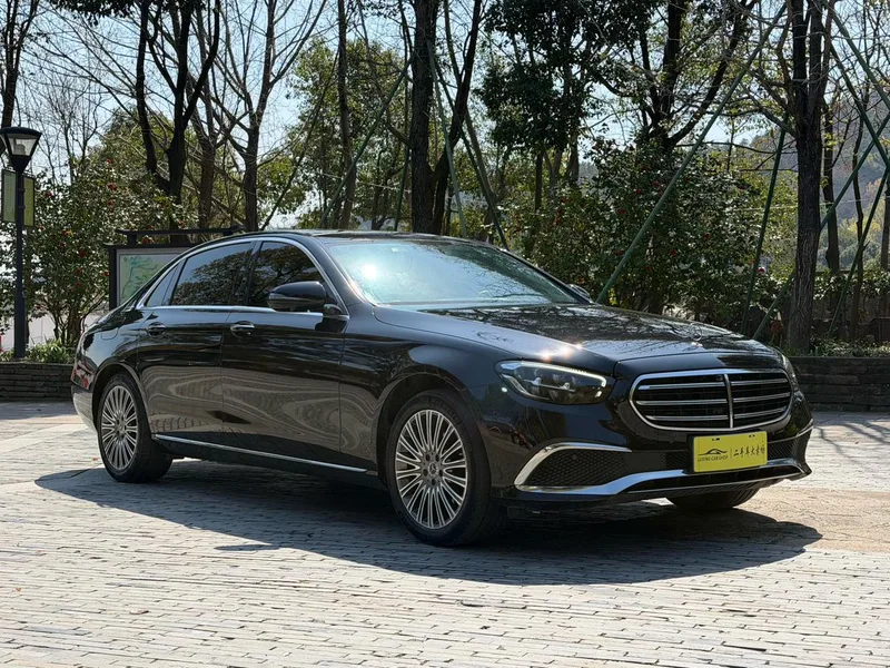 Mercedes-Benz E-Class 2023 E 300 L De lujo Coche exterior foto 3 Mercedes-Benz E-Class 2023 E 300 L De lujo Coche exterior foto 3