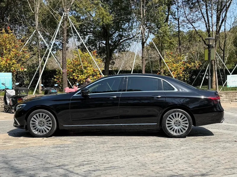 Mercedes-Benz E-Class 2023 E 300 L De lujo Coche exterior foto 5 Mercedes-Benz E-Class 2023 E 300 L De lujo Coche exterior foto 5