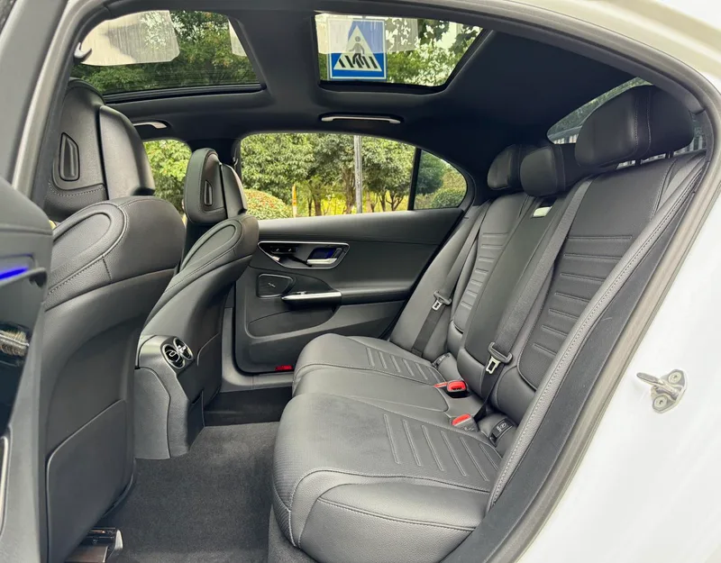 Mercedes-Benz C-Class 2023 C 260 L Versión deportiva interior foto 10