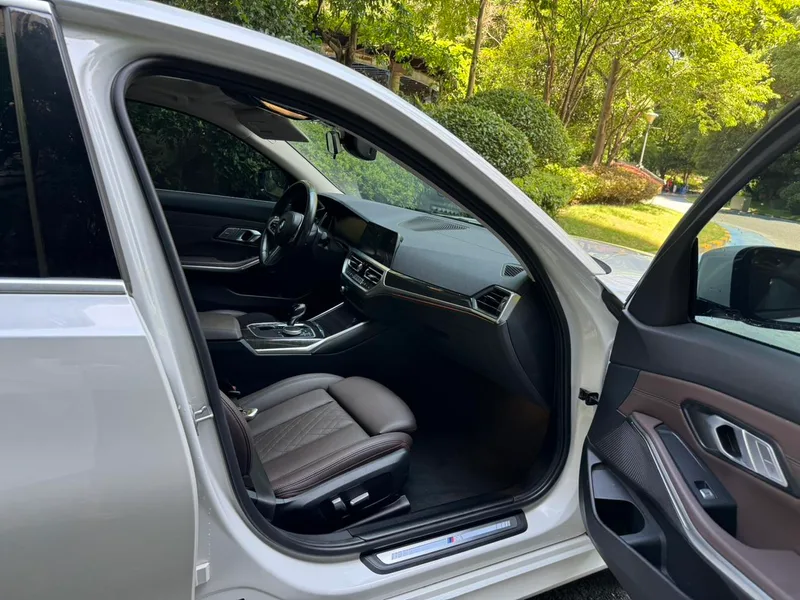 BMW 3 Series 2022 325Li M Conjunto deportivo interior foto 9