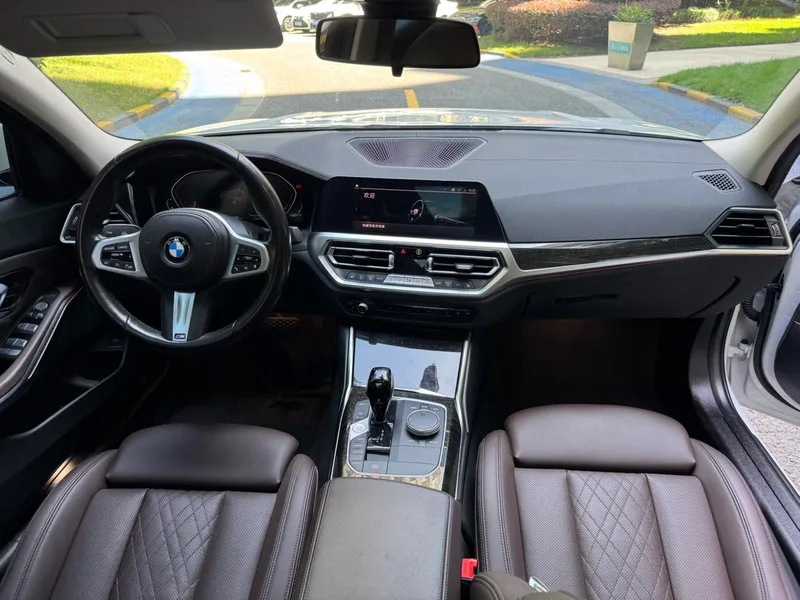 BMW 3 Series 2022 325Li M Conjunto deportivo interior foto 10