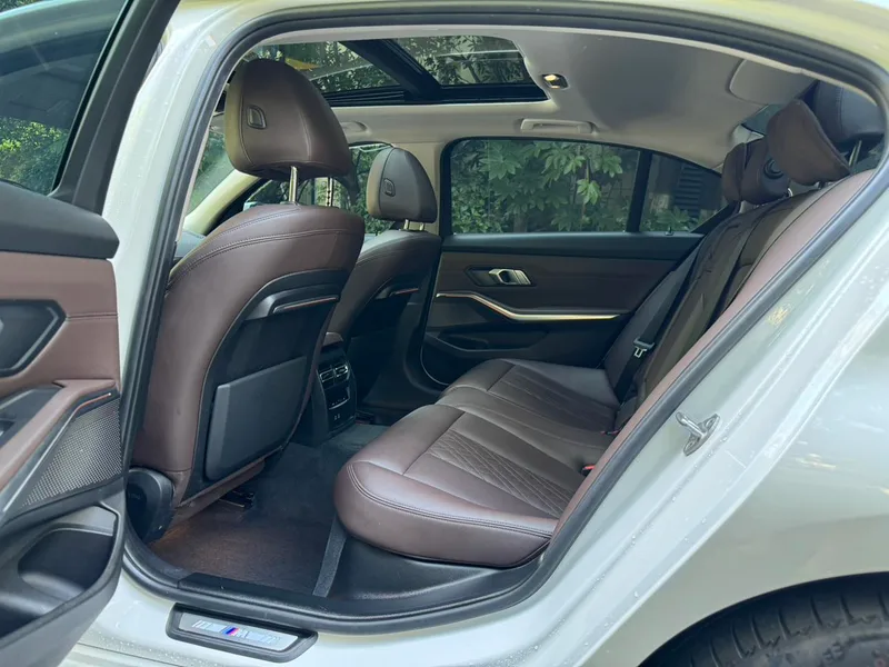 BMW 3 Series 2022 325Li M Conjunto deportivo interior foto 12