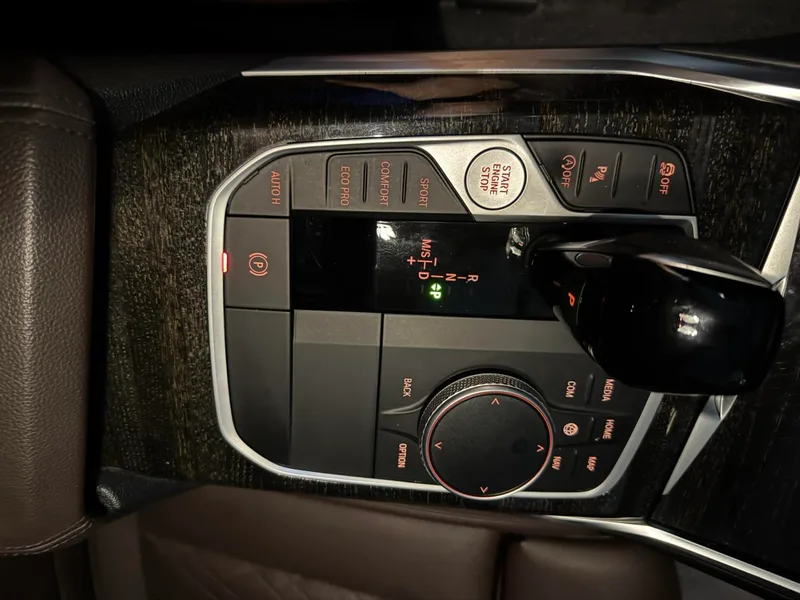BMW 3 Series 2022 325Li M Conjunto deportivo interior foto 14