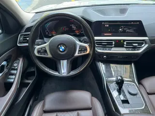 BMW 3 Series 2022 325Li M Conjunto deportivo interior foto 15