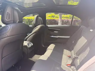 Mercedes-Benz C-Class 2023 C 260 L Versión deportiva interior foto 7