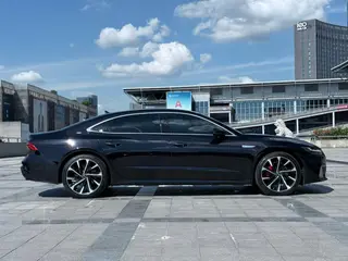 Audi A7L 2024 45 TFSI quattro S-line See Remote Crystal Suit exterior photo 3