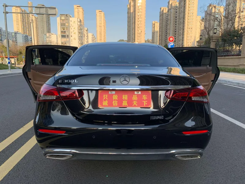 Mercedes-Benz E-Class 2023 E 300 L Estilo de moda Coche exterior foto 5