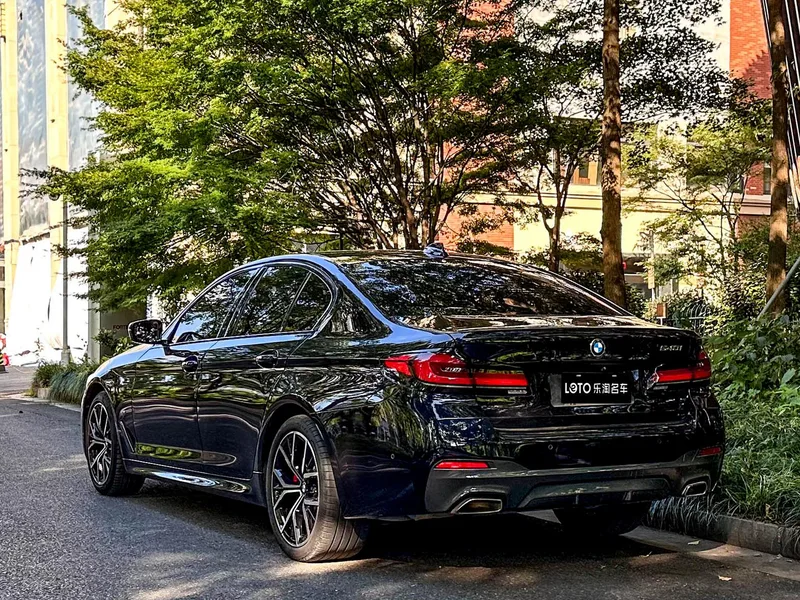 BMW 5 Series 2022 Reforma 540i Edición de moda M Conjunto deportivo exterior foto 4