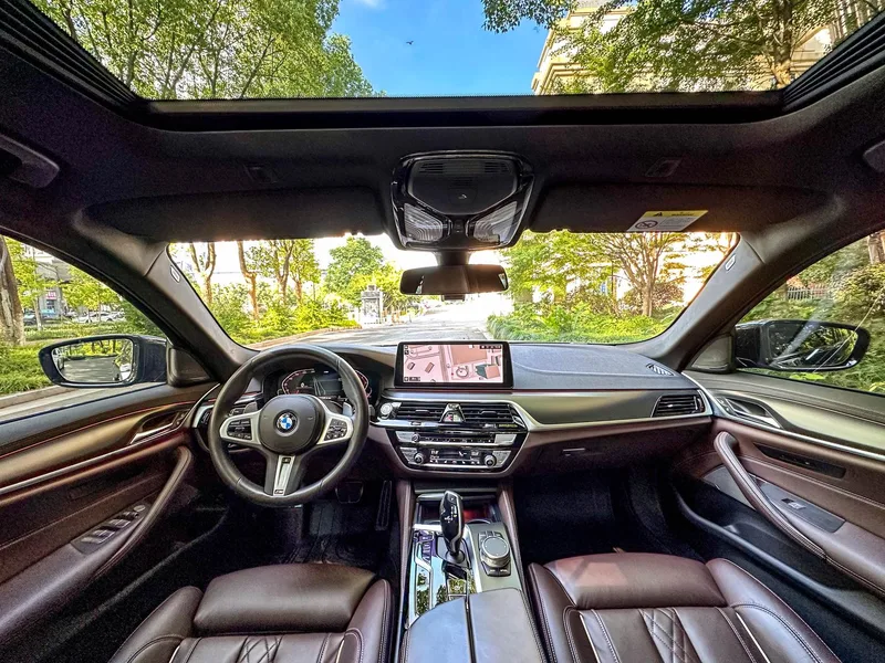 BMW 5 Series 2022 Reforma 540i Edición de moda M Conjunto deportivo exterior foto 7