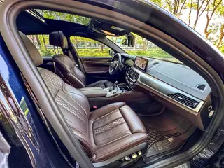 BMW 5 Series 2022 Reforma 540i Edición de moda M Conjunto deportivo interior foto 9