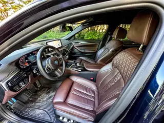 BMW 5 Series 2022 Reforma 540i Edición de moda M Conjunto deportivo interior foto 10