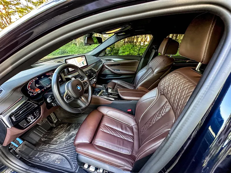 BMW 5 Series 2022 Reforma 540i Edición de moda M Conjunto deportivo interior foto 10