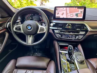 BMW 5 Series 2022 Reforma 540i Edición de moda M Conjunto deportivo interior foto 11