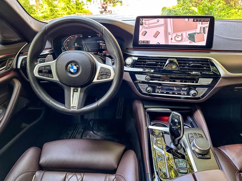 BMW 5 Series 2022 Reforma 540i Edición de moda M Conjunto deportivo interior foto 11