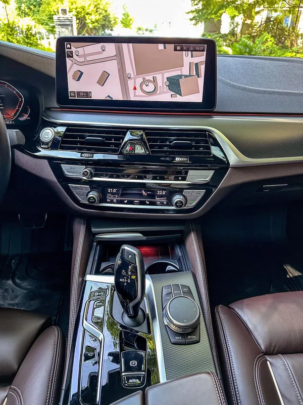 BMW 5 Series 2022 Reforma 540i Edición de moda M Conjunto deportivo interior foto 12