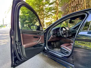 BMW 5 Series 2022 Reforma 540i Edición de moda M Conjunto deportivo interior foto 13