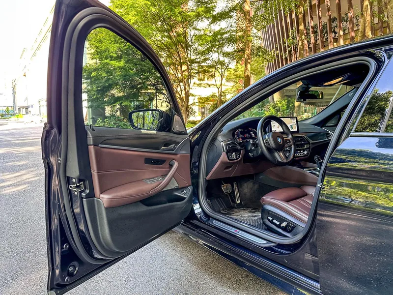 BMW 5 Series 2022 Reforma 540i Edición de moda M Conjunto deportivo interior foto 13