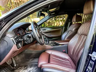 BMW 5 Series 2022 Reforma 540i Edición de moda M Conjunto deportivo interior foto 14