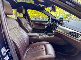BMW 5 Series 2022 Reforma 540i Edición de moda M Conjunto deportivo interior foto 16