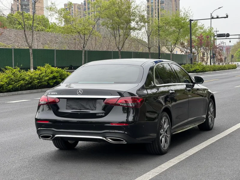 Mercedes-Benz E-Class 2022 Segundo cambio E 300 L De lujo Coche deportivo exterior foto 3 Mercedes-Benz E-Class 2022 Segundo cambio E 300 L De lujo Coche deportivo exterior foto 3