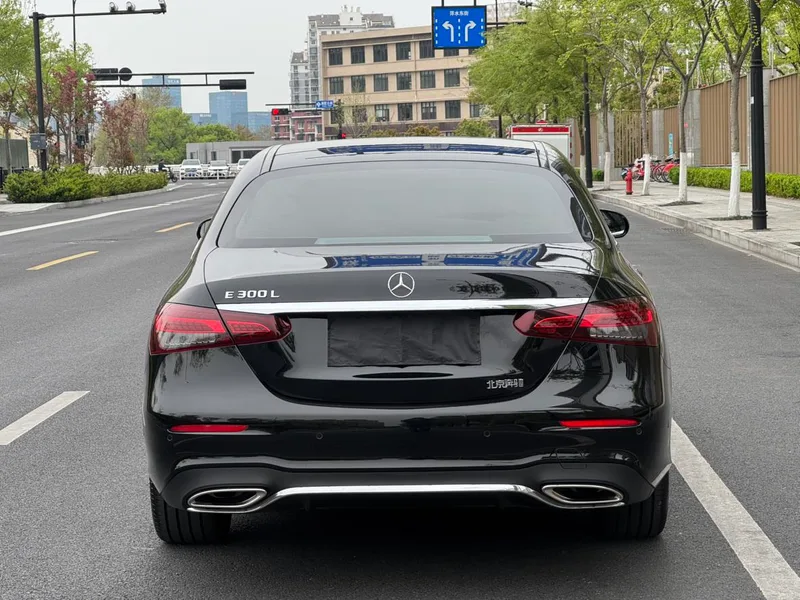 Mercedes-Benz E-Class 2022 Segundo cambio E 300 L De lujo Coche deportivo exterior foto 4 Mercedes-Benz E-Class 2022 Segundo cambio E 300 L De lujo Coche deportivo exterior foto 4