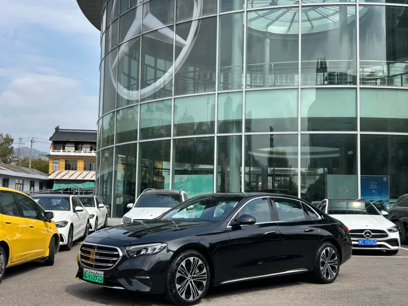 Mercedes-Benz E-Class 2024 E 350 e L Coche exterior foto 1 Mercedes-Benz E-Class 2024 E 350 e L Coche exterior foto 1