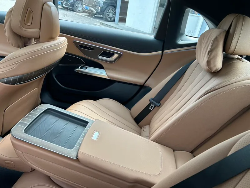 Mercedes-Benz E-Class 2024 E 350 e L Coche interior foto 15 Mercedes-Benz E-Class 2024 E 350 e L Coche interior foto 15