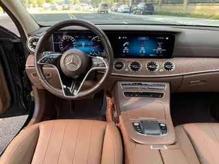 Mercedes-Benz E-Class 2022 Tres cambios E 300 L Estilo de moda Coche interior foto 14