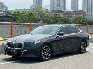 BMW 5 Series 2024 530Li Líder M Conjunto deportivo