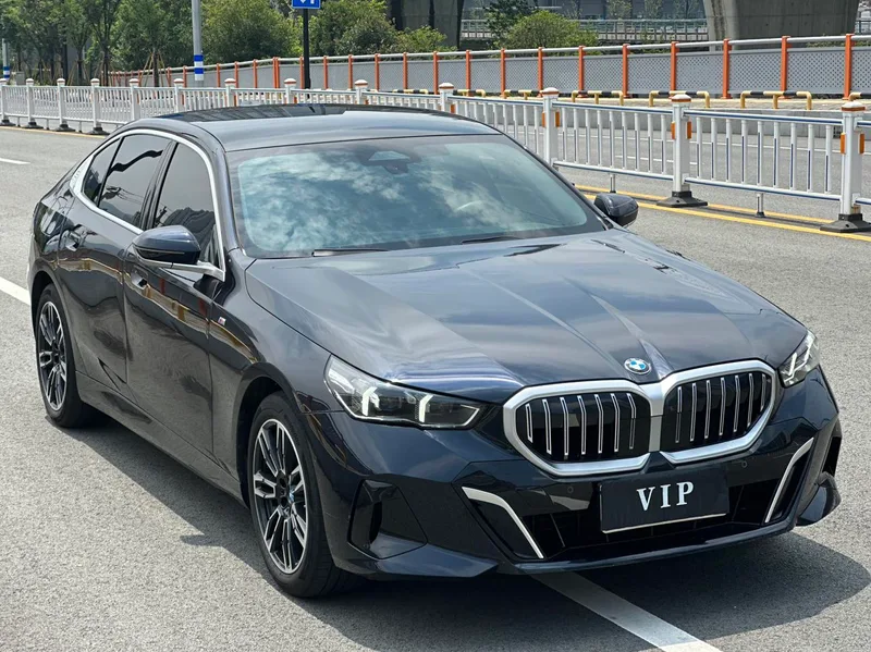 BMW 5 Series 2024 530Li Leading Type M Sports suit exterior photo 3 BMW 5 Series 2024 530Li Leading Type M Sports suit exterior photo 3