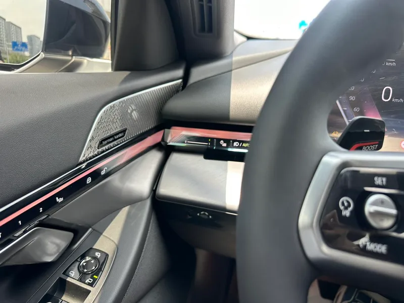 BMW 5 Series 2024 530Li Leading Type M Sports suit interior photo 11 BMW 5 Series 2024 530Li Leading Type M Sports suit interior photo 11
