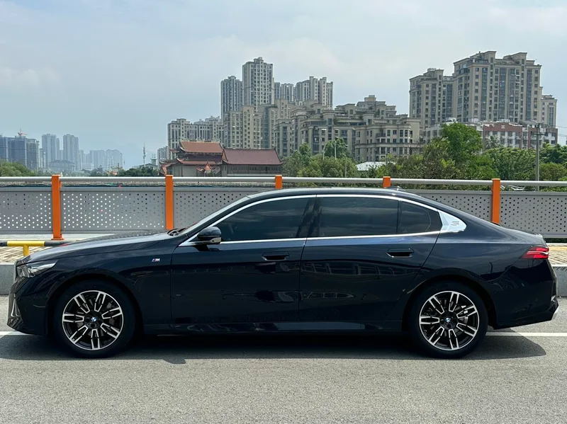 BMW 5 Series 2024 530Li Leading Type M Sports suit interior photo 15 BMW 5 Series 2024 530Li Leading Type M Sports suit interior photo 15