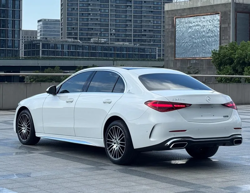 Mercedes-Benz C-Class 2025 C 260 L Versión deportiva exterior foto 4