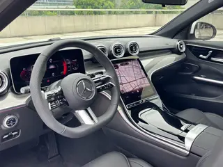 Mercedes-Benz C-Class 2025 C 260 L Versión deportiva interior foto 7