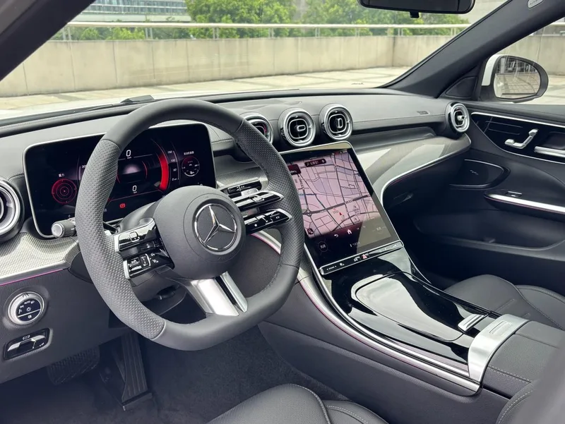 Mercedes-Benz C-Class 2025 C 260 L Versión deportiva interior foto 7