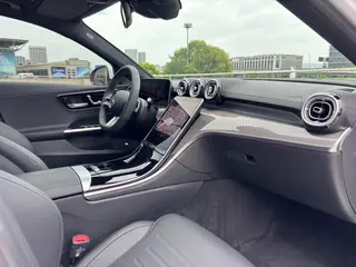 Mercedes-Benz C-Class 2025 C 260 L Versión deportiva interior foto 8