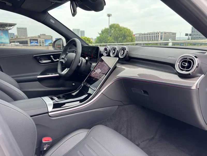 Mercedes-Benz C-Class 2025 C 260 L Versión deportiva interior foto 8
