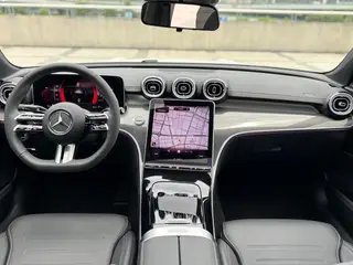 Mercedes-Benz C-Class 2025 C 260 L Versión deportiva interior foto 9