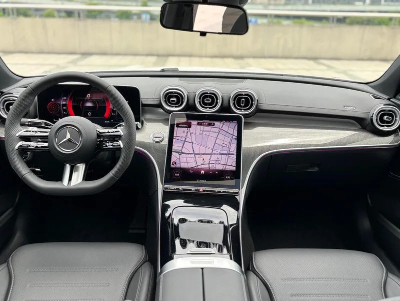 Mercedes-Benz C-Class 2025 C 260 L Versión deportiva interior foto 9