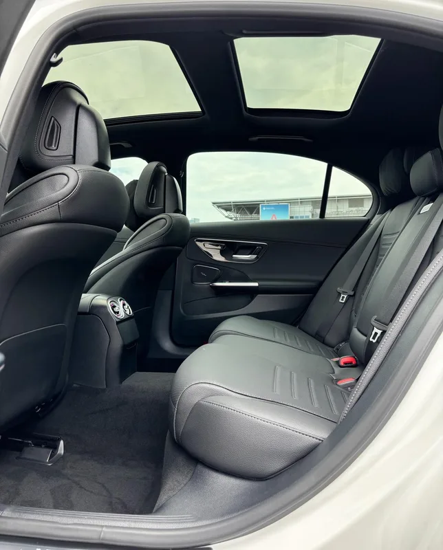 Mercedes-Benz C-Class 2025 C 260 L Versión deportiva interior foto 10