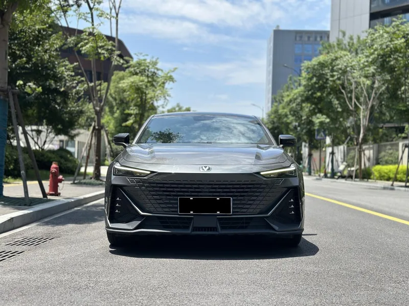 Changan UNI-V 2022 1.5T Premium Trim exterior photo 2