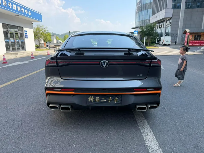 Changan UNI-V 2024 1.5T Престижный спортивный интерьер фото 13 Changan UNI-V 2024 1.5T Престижный спортивный интерьер фото 13