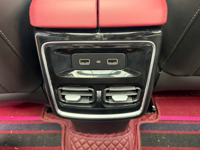 Jetour X70 PLUS 2023 1.5T DCT Brave person PLUS 5 seat interior photo 13 Jetour X70 PLUS 2023 1.5T DCT Brave person PLUS 5 seat interior photo 13