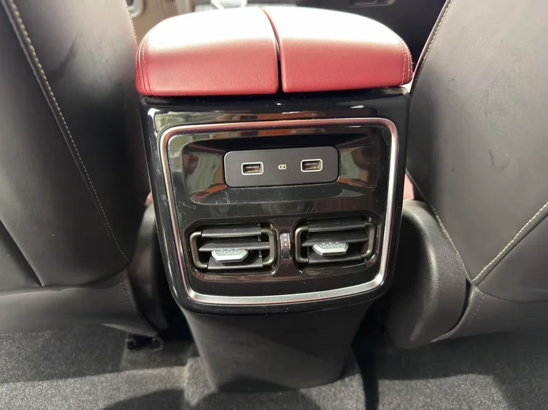 Jetour X70 PLUS 2023 1.5T DCT Brave person PLUS 7 seat interior photo 15 Jetour X70 PLUS 2023 1.5T DCT Brave person PLUS 7 seat interior photo 15