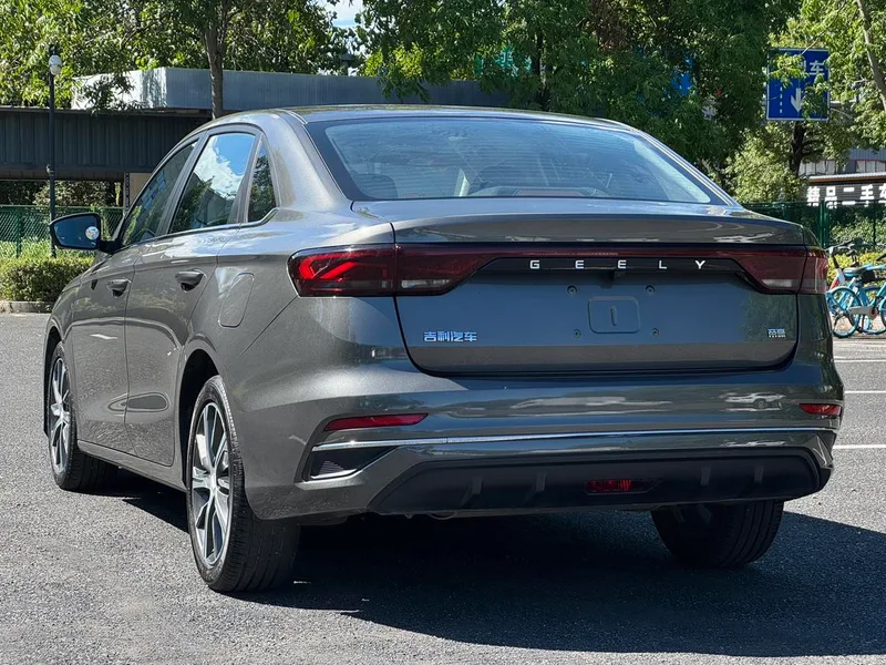 Geely Emgrand 2023 4e génération Version championnat 1.5L CVT Type de luxe extérieur photo 3 Geely Emgrand 2023 4e génération Version championnat 1.5L CVT Type de luxe extérieur photo 3