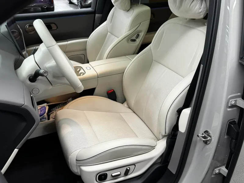 Li Auto i6 2025 Two-wheel drive Standard Edition interior photo 8 Li Auto i6 2025 Two-wheel drive Standard Edition interior photo 8